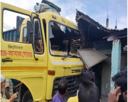 লাখাইয়ে নিয়ন্ত্রণ হারিয়ে ট্রাক দোকানে